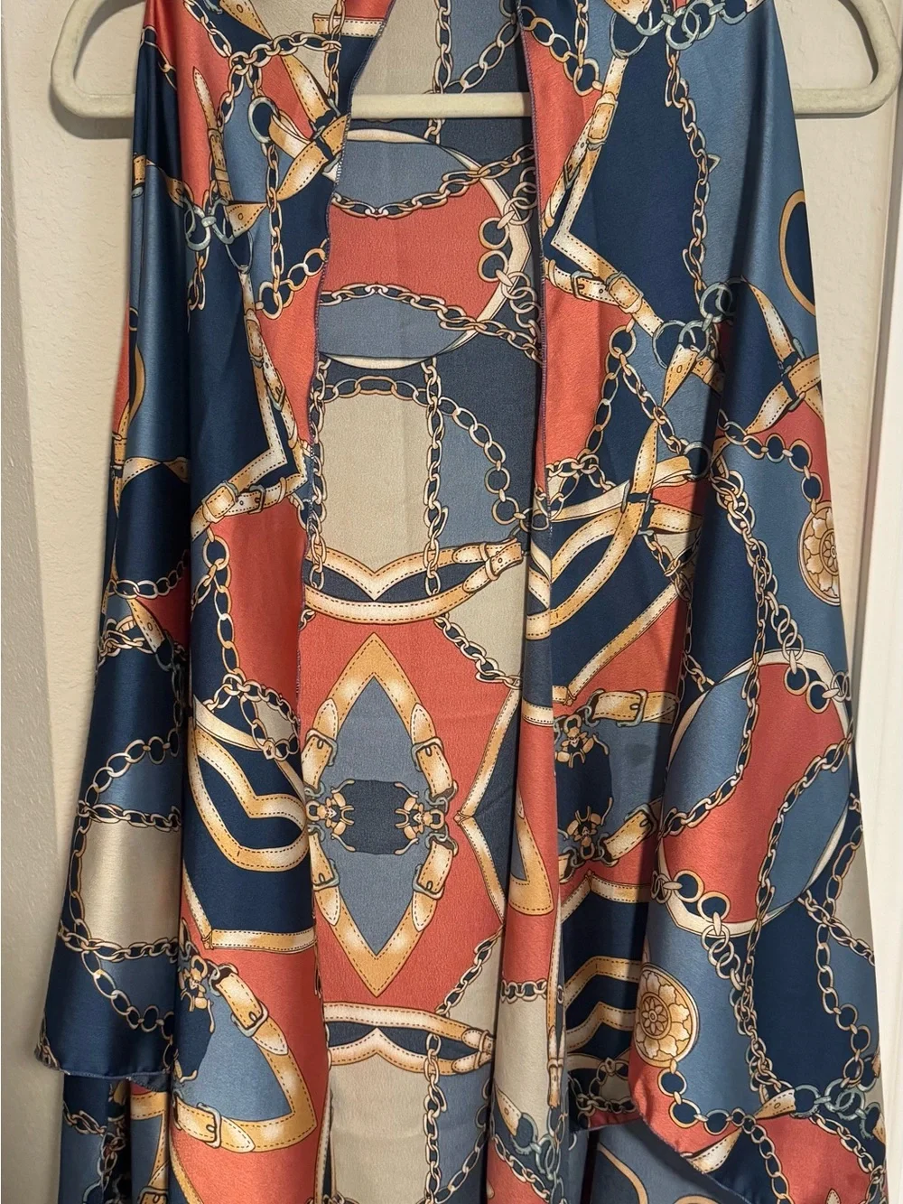 Elegant Navy and Rust Chain-Print Home Accent Throw